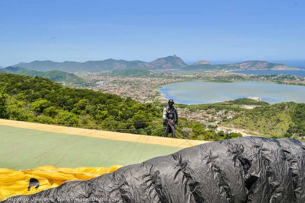 Imagem de uma pessoa arrumando paraquedas para saltar no Parque da Cidade de Niterói.